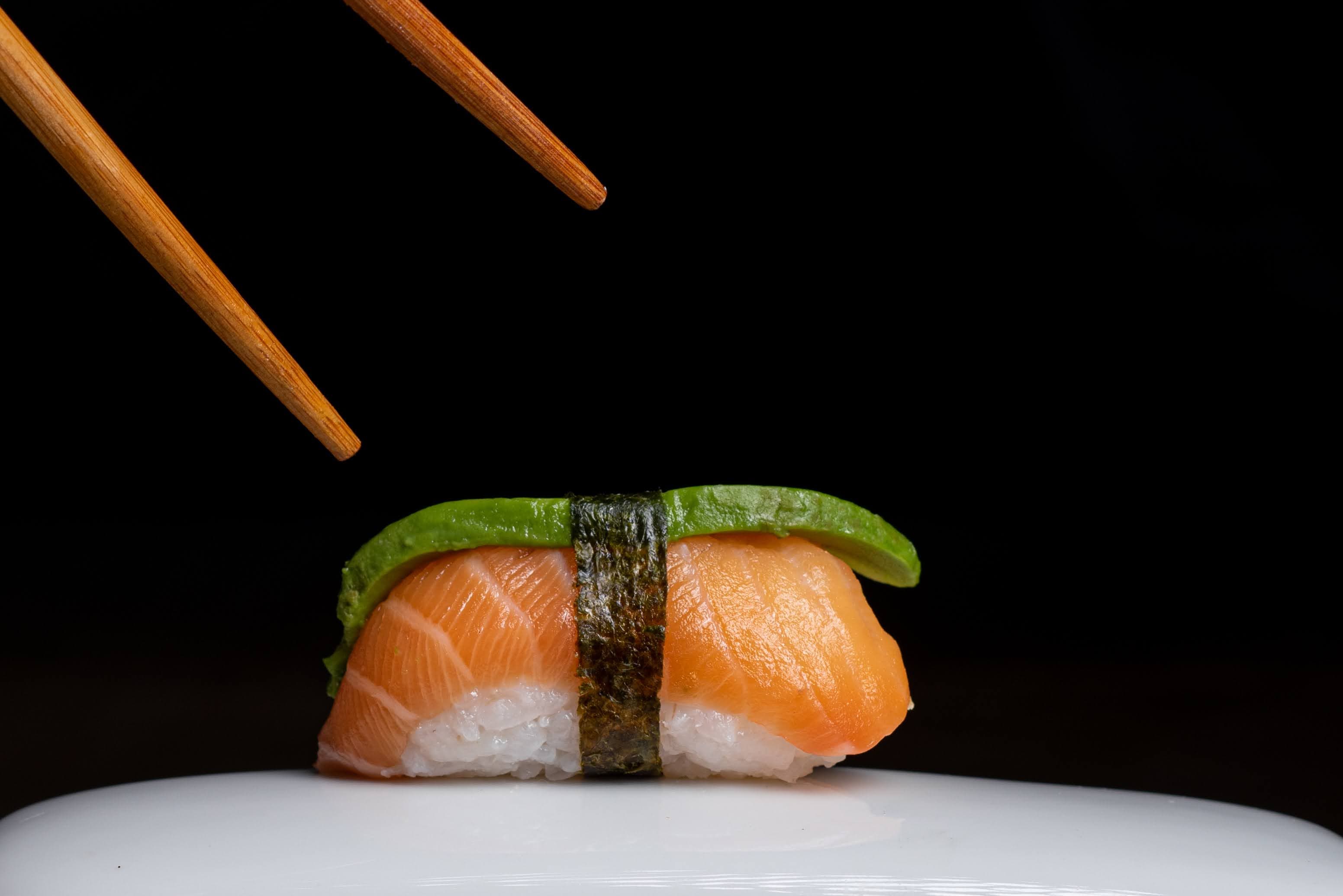 Nigiri de salmón con palta y nori